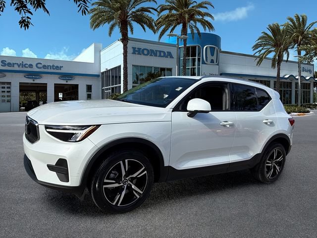 Used 2023 Volvo XC40 B4 Core w/ Convenience Package FWD image 4