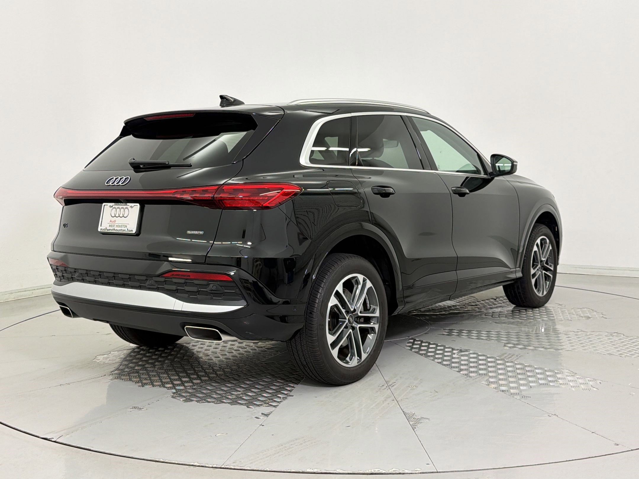 Used 2025 Audi Q5 Premium w/ Convenience Package image 9