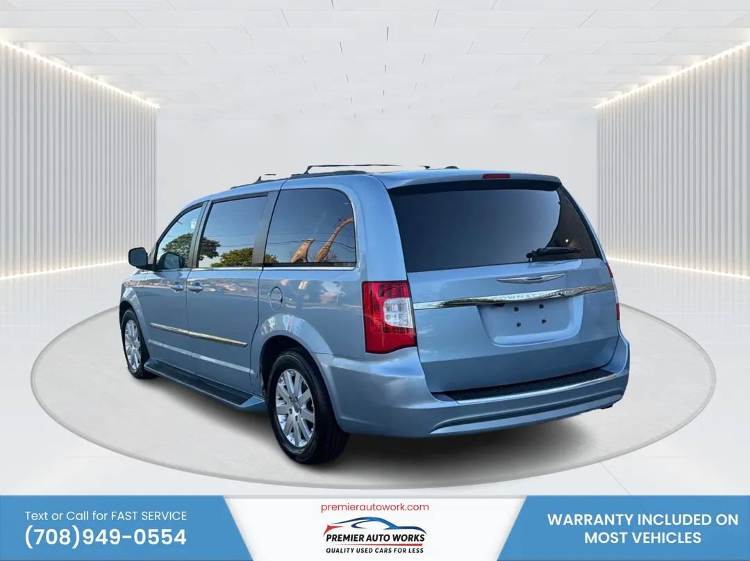 Used 2013 Chrysler Town & Country Touring FWD image 7