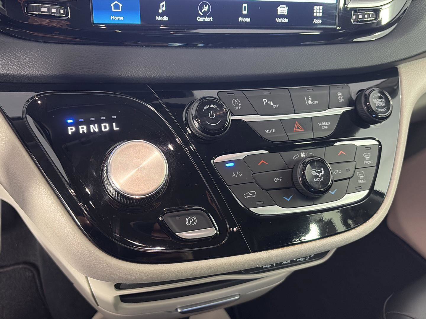 Used 2024 Chrysler Pacifica Touring-L image 30