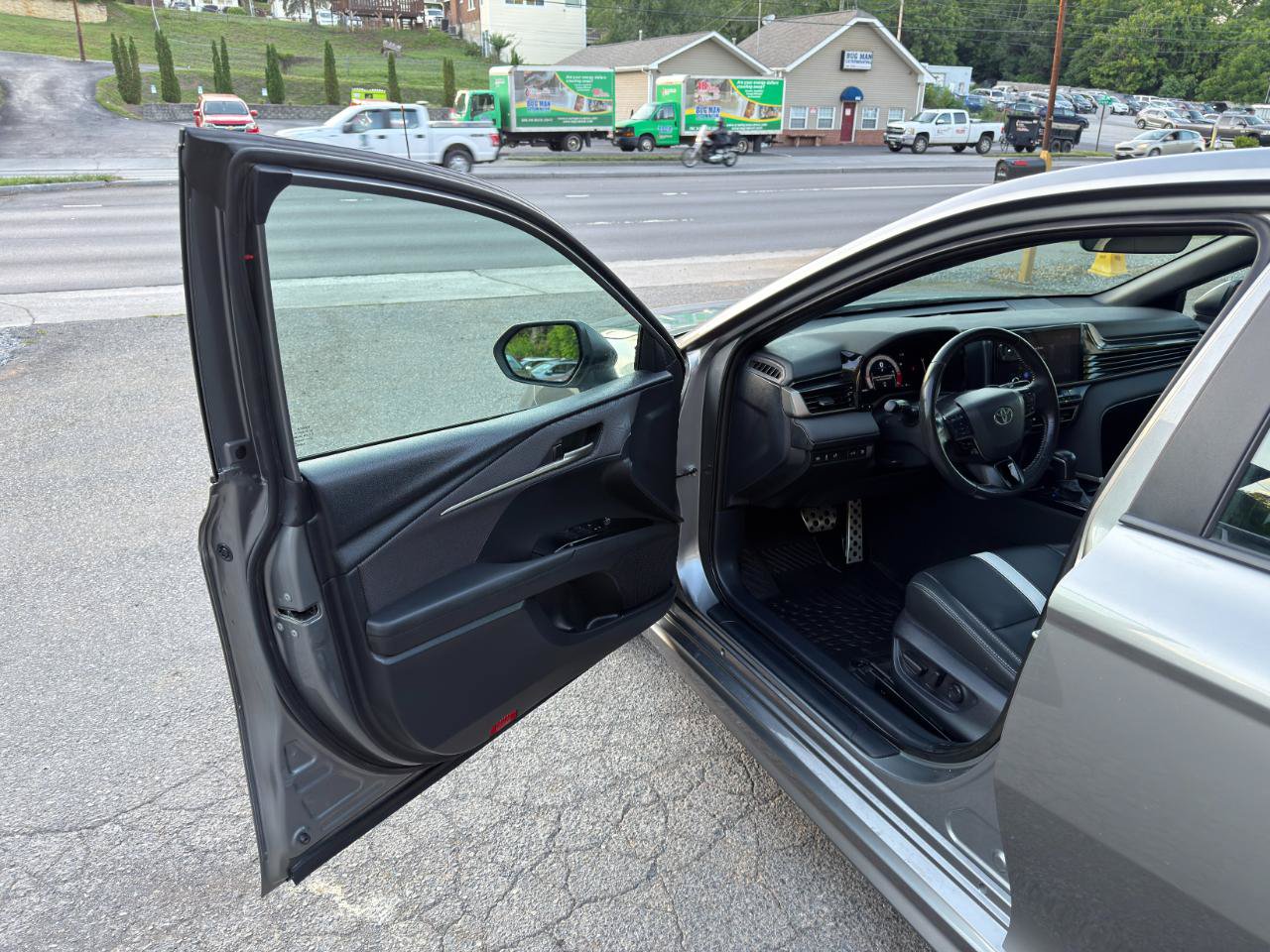 Used 2025 Toyota Camry SE w/ Convenience Package FWD image 10