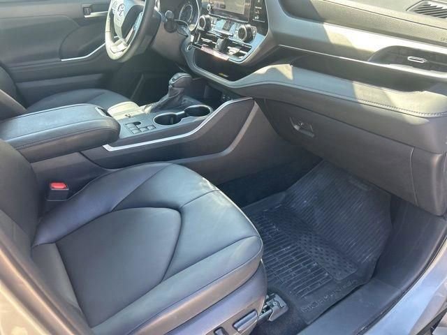 Used 2025 Toyota Highlander XLE image 18