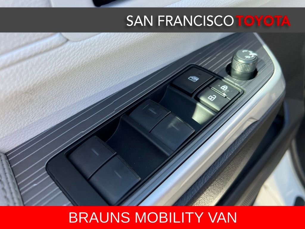 Used 2026 Toyota Sienna XLE FWD image 43