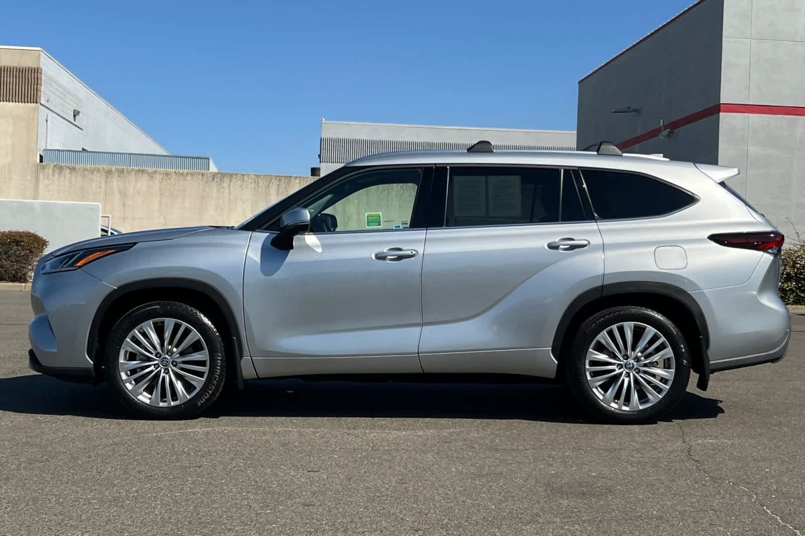 Used 2025 Toyota Highlander Platinum AWD/4WD image 9