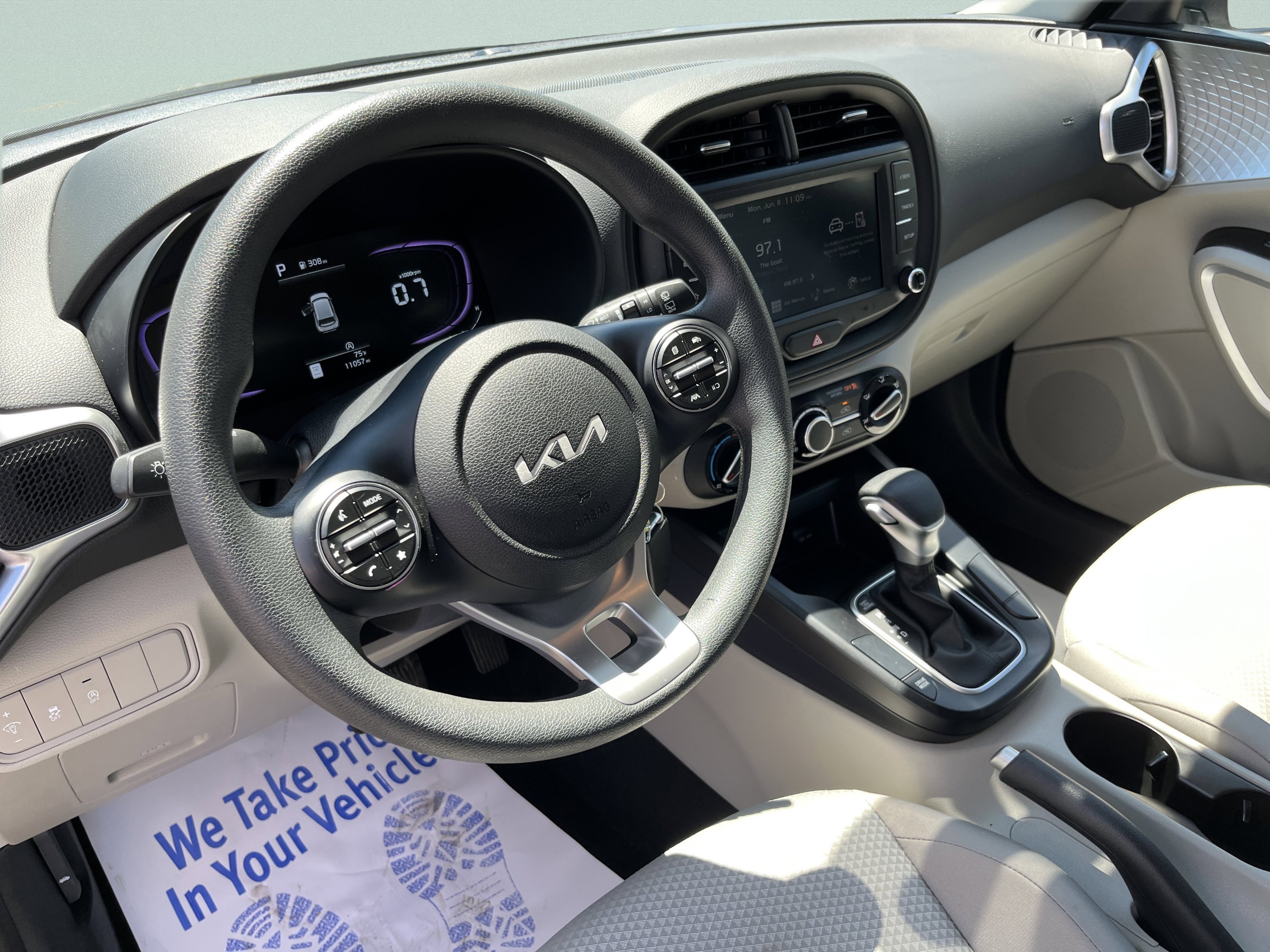 Used 2025 Kia Soul LX FWD image 19