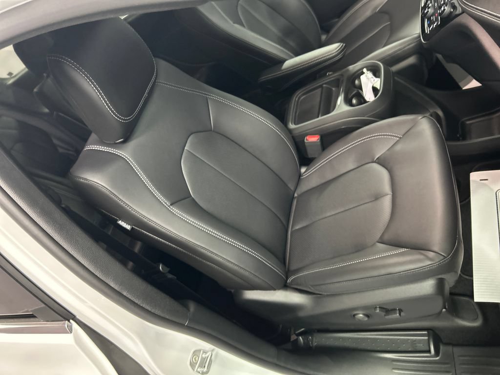 New 2027 Chrysler Pacifica Select w/ Family Tech Group FWD image 23