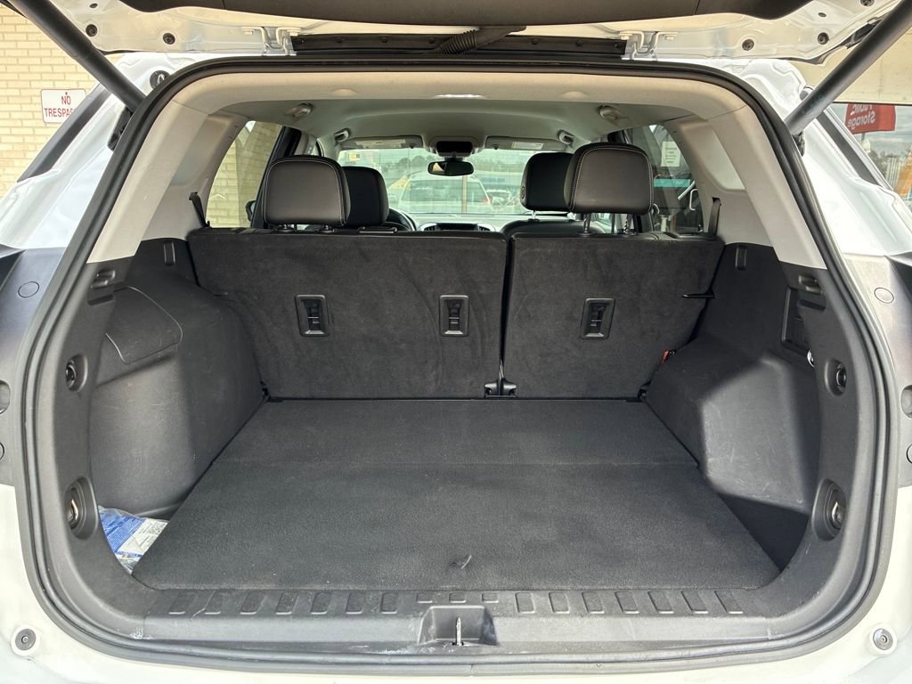 Used 2023 GMC Terrain SLT image 23