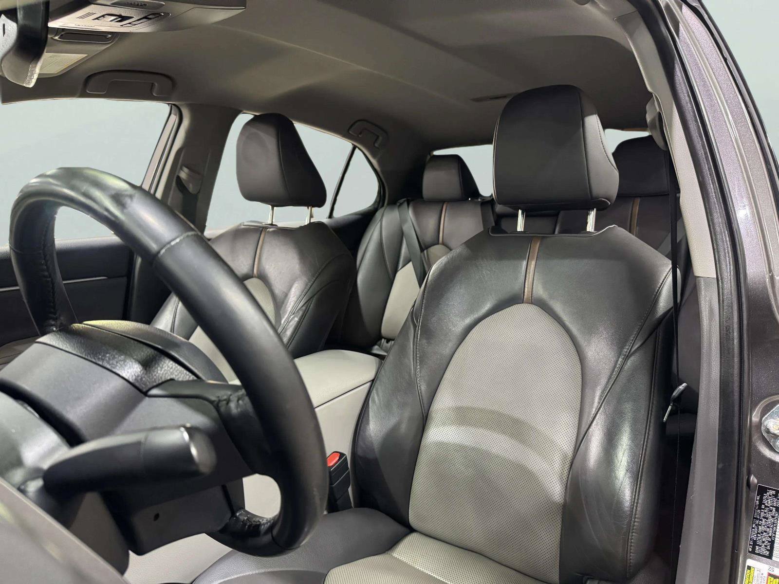 Used 2020 Toyota Camry XLE FWD image 32