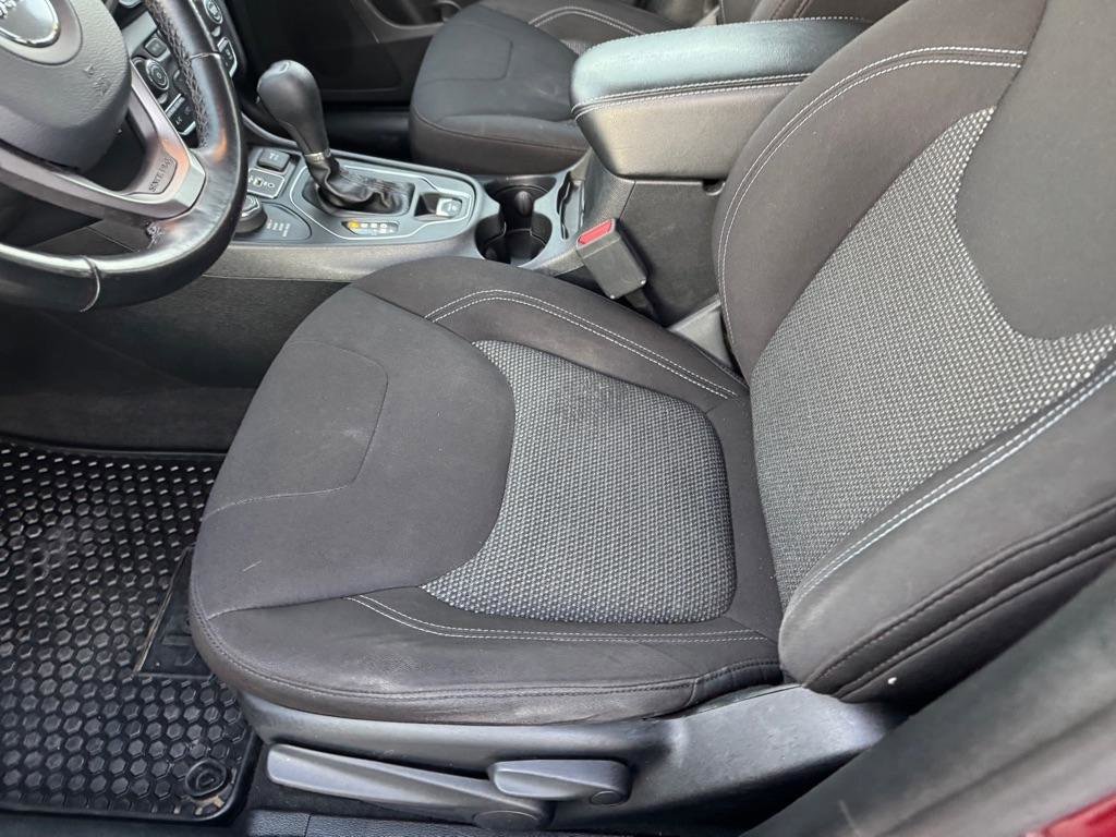 Used 2020 Jeep Cherokee Latitude w/ Cold Weather Group image 11