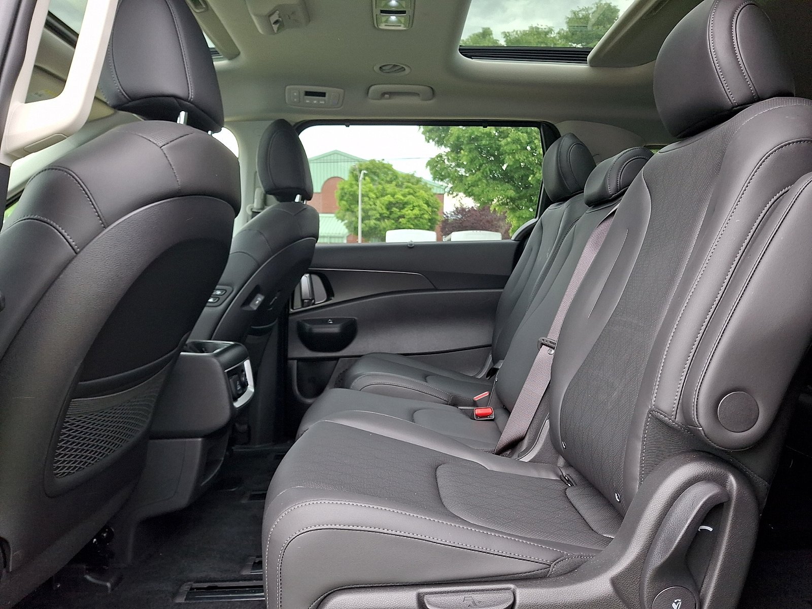 Used 2026 Kia Carnival SX w/ SX Dark Edition Package FWD image 12