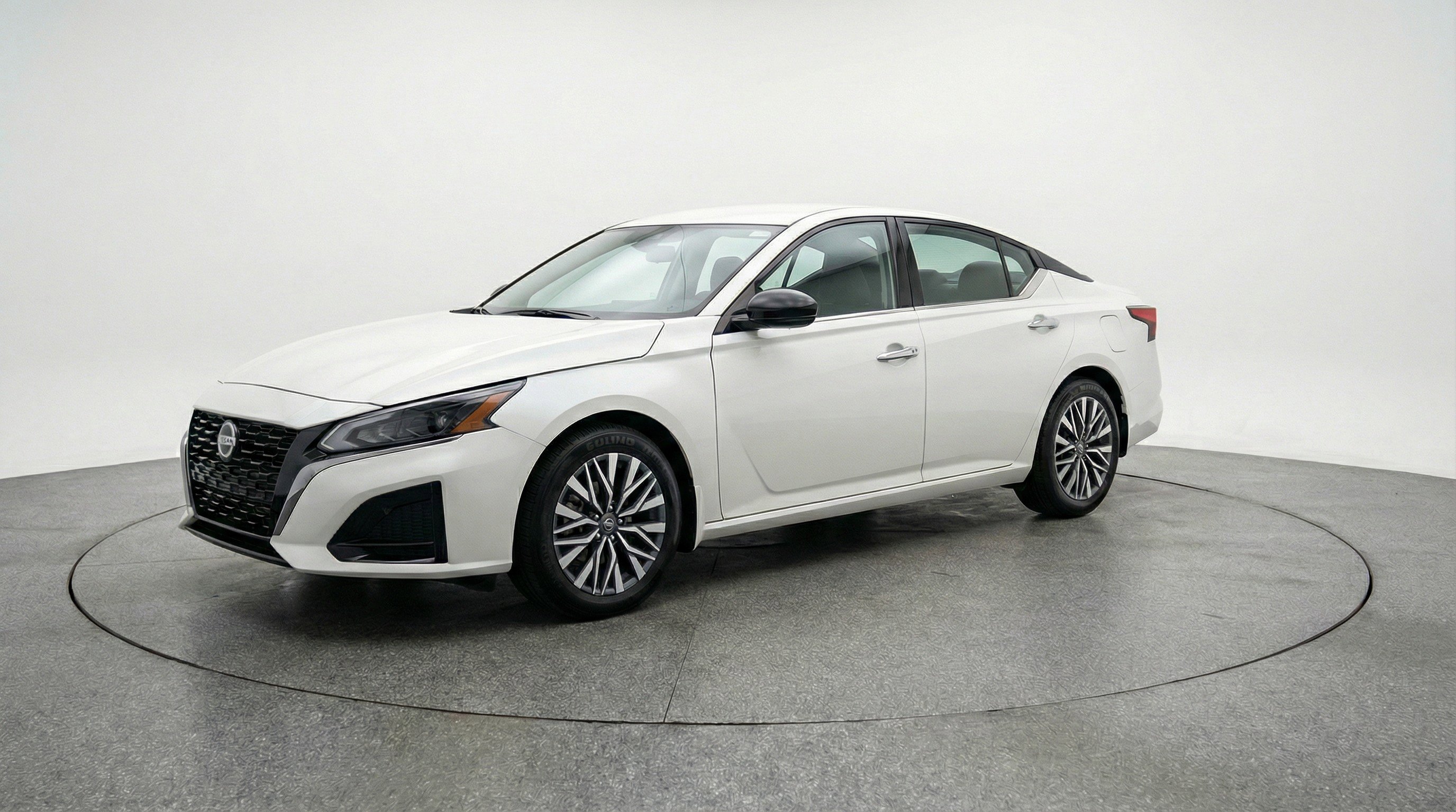 Used 2025 Nissan Altima 2.5 SV image 3