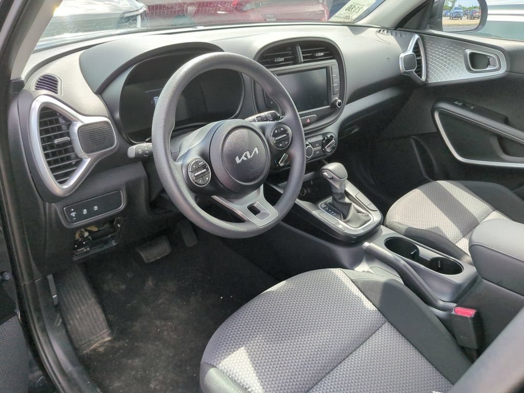 Certified 2025 Kia Soul LX w/ LX Technology Package FWD image 16
