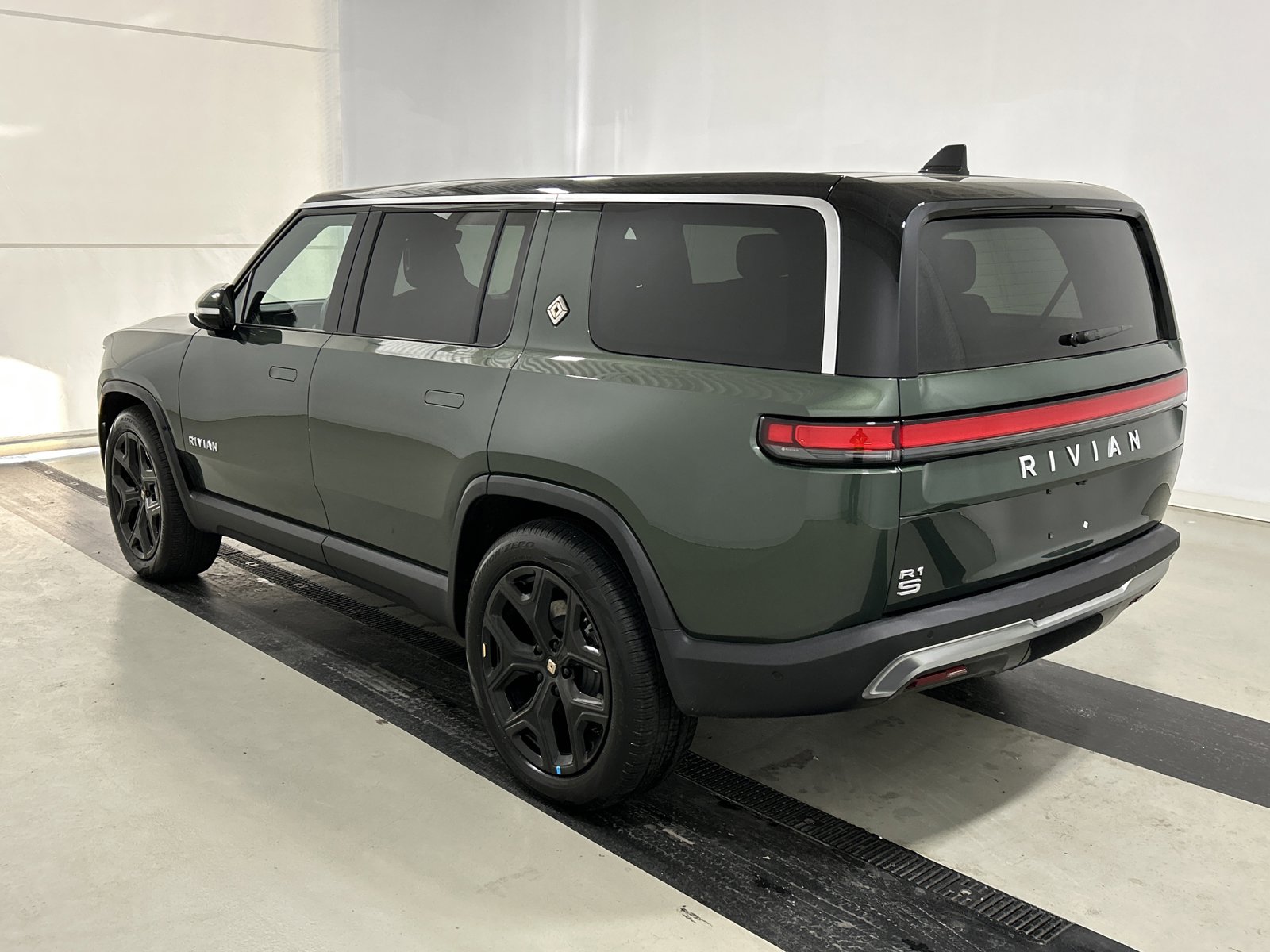 Used 2023 Rivian R1S Adventure image 3