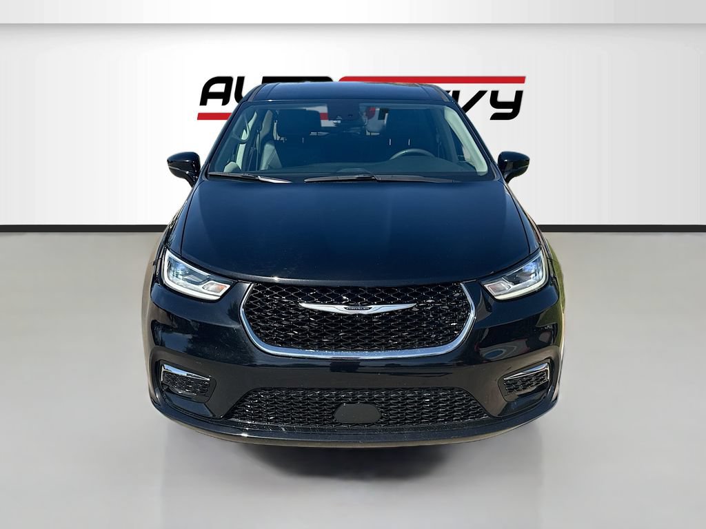 Used 2024 Chrysler Pacifica Touring-L FWD image 2