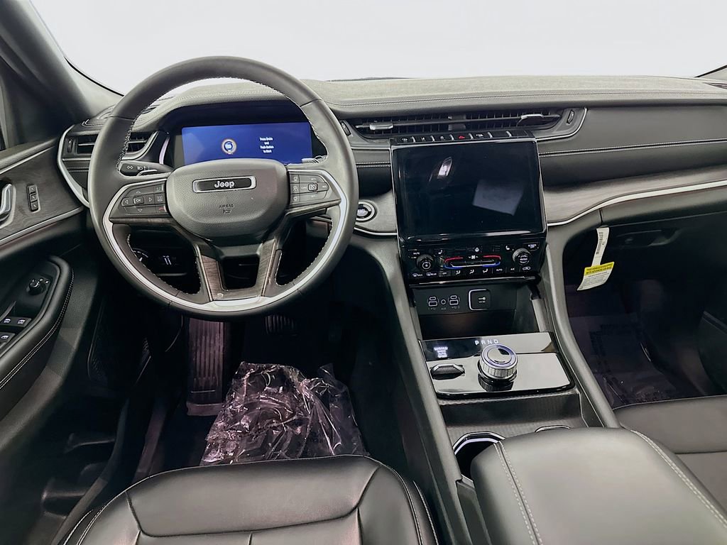 Certified 2025 Jeep Grand Cherokee Limited w/ Black Appearance Package image 31