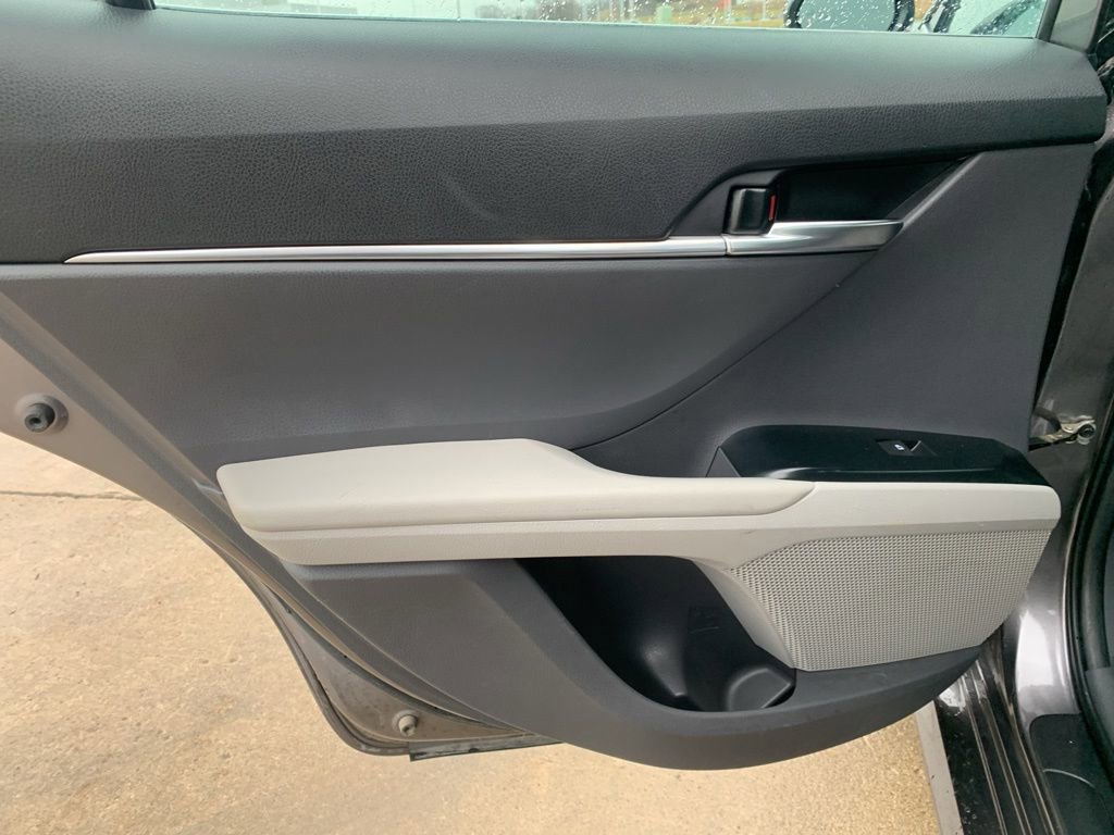 Used 2019 Toyota Camry L image 11
