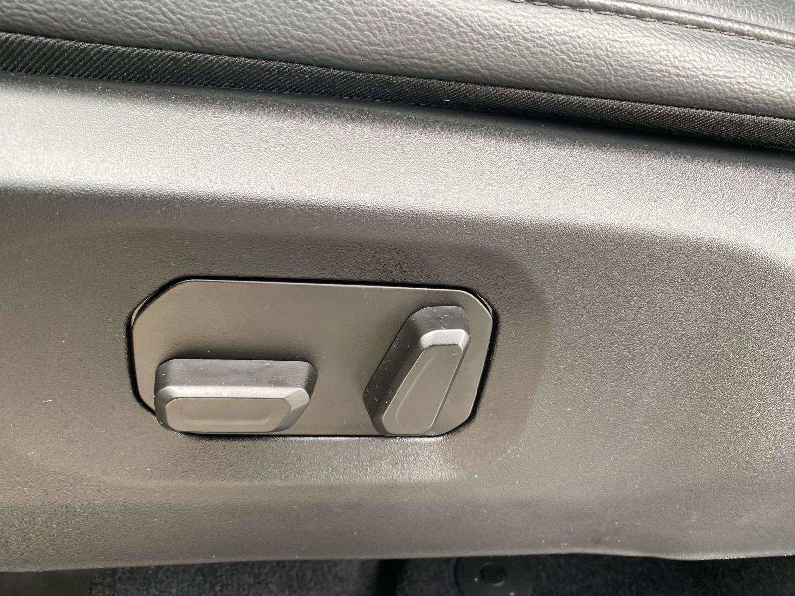 Used 2024 Jeep Wrangler Unlimited Sahara w/ Technology Group image 16