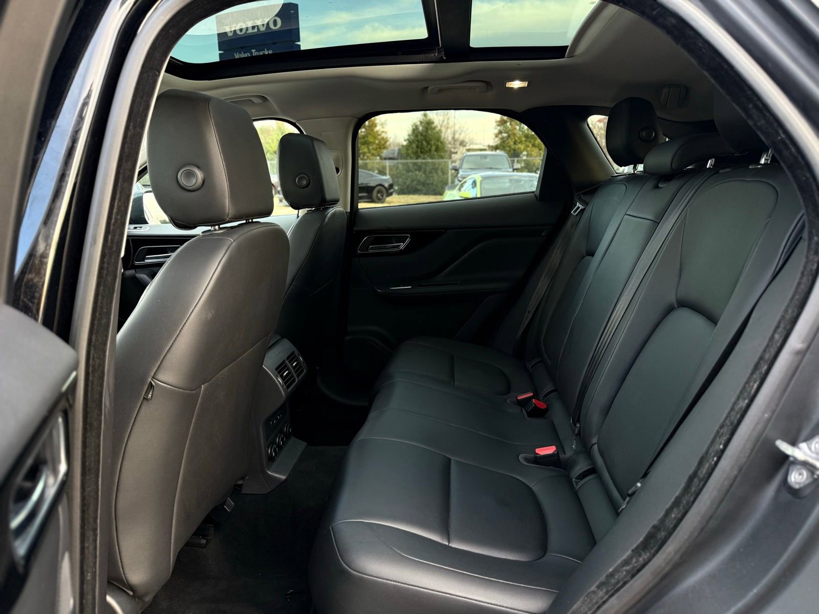 Used 2018 Jaguar F-PACE Premium image 19