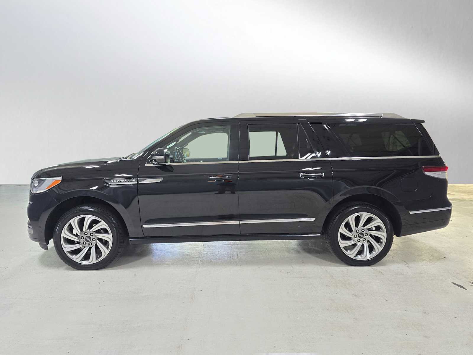 Used 2024 Lincoln Navigator L Premiere image 6
