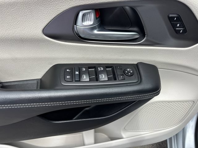 Used 2024 Chrysler Pacifica Touring-L FWD image 16