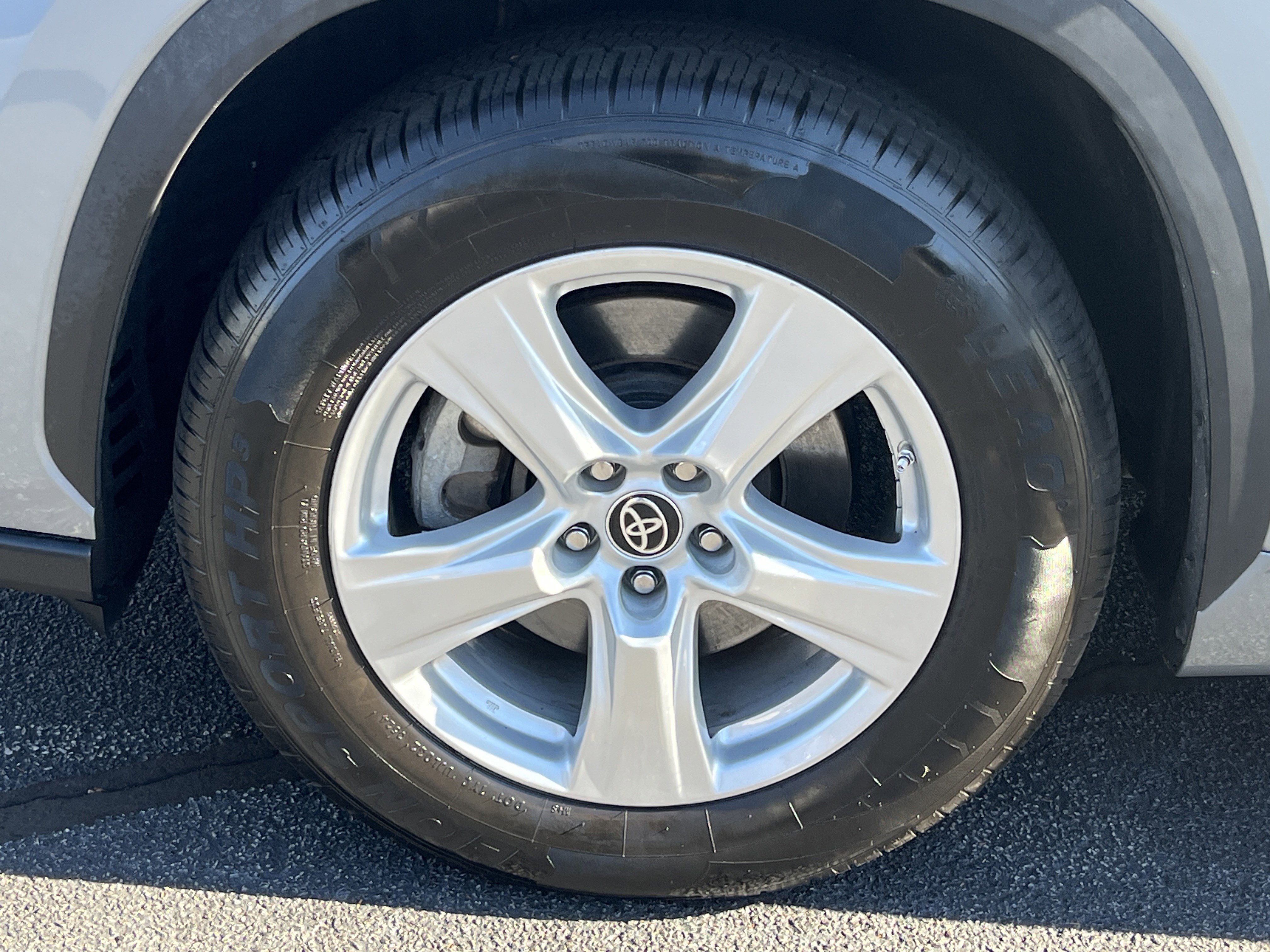 Used 2022 Toyota Highlander LE image 29