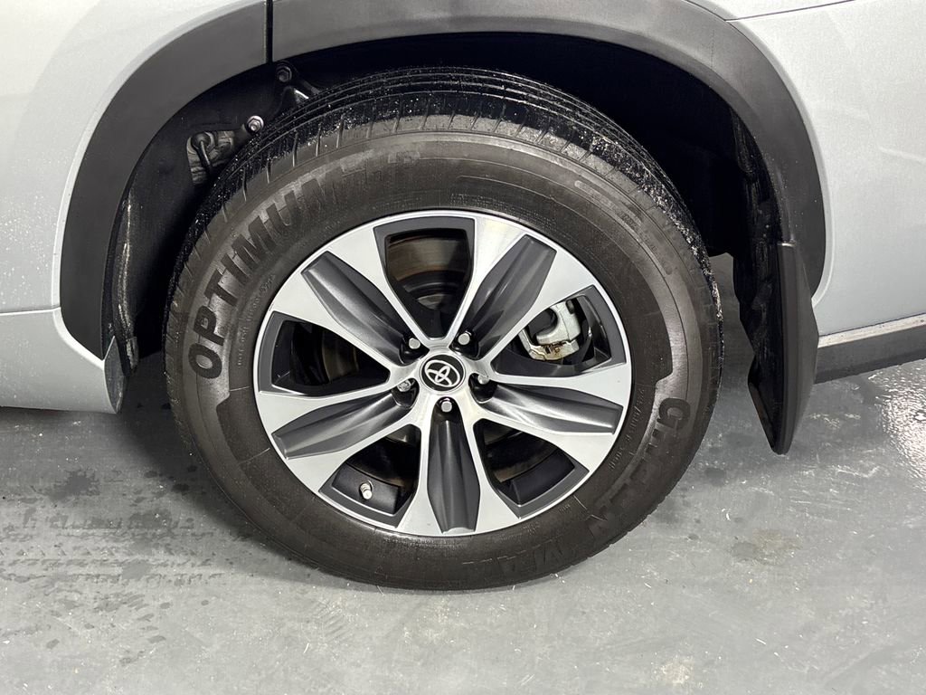 Used 2023 Toyota Highlander XLE image 35