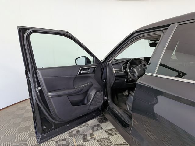 Used 2025 Mitsubishi Outlander SE AWD/4WD image 13