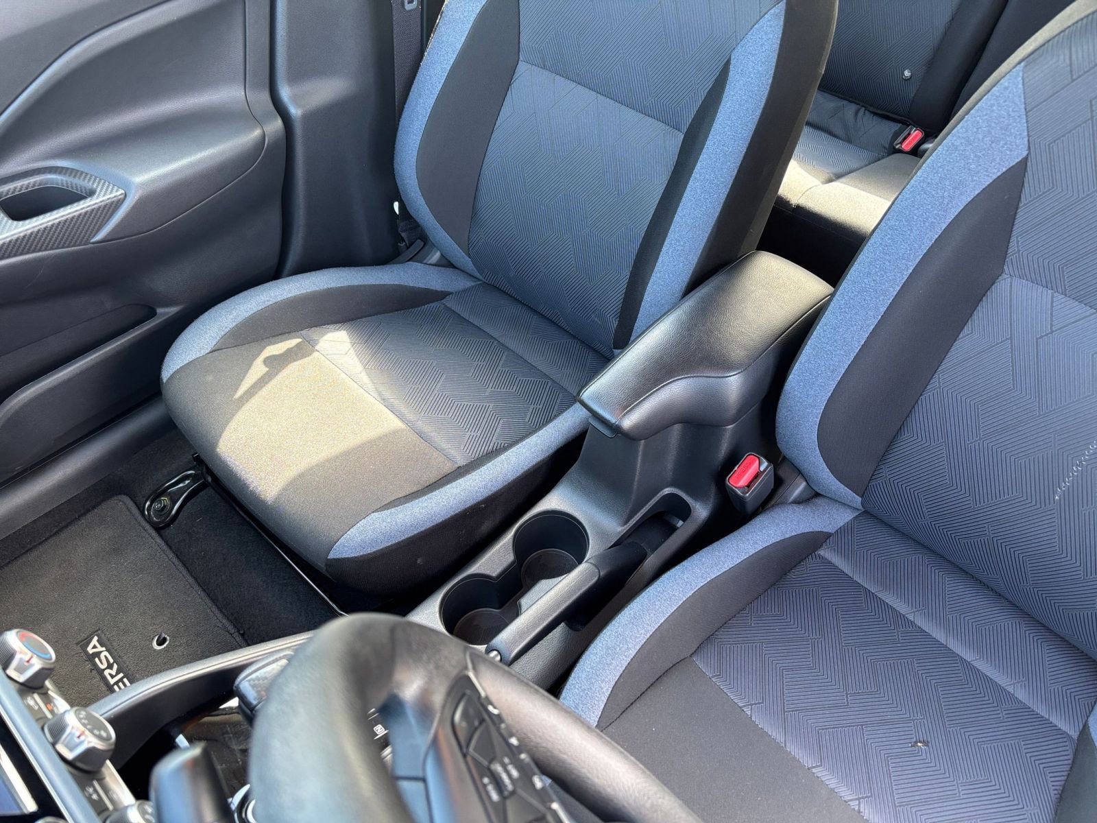 Used 2025 Nissan Versa SV FWD image 31