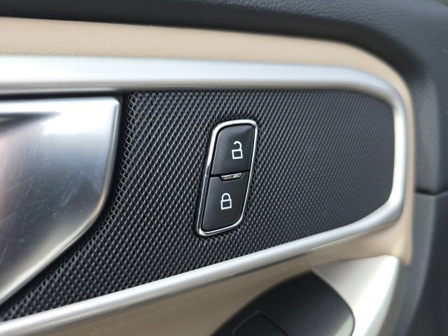 Used 2022 Ford Explorer XLT w/ Equipment Group 202A image 9