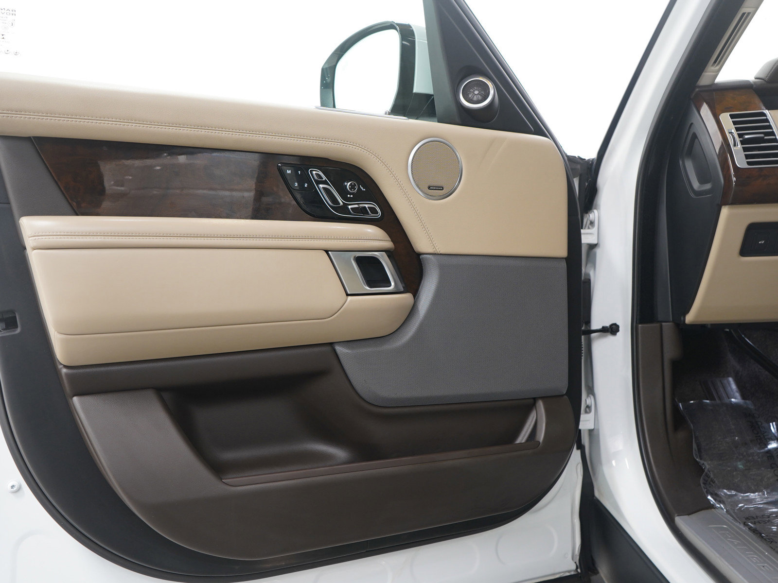 Used 2020 Land Rover Range Rover HSE image 21