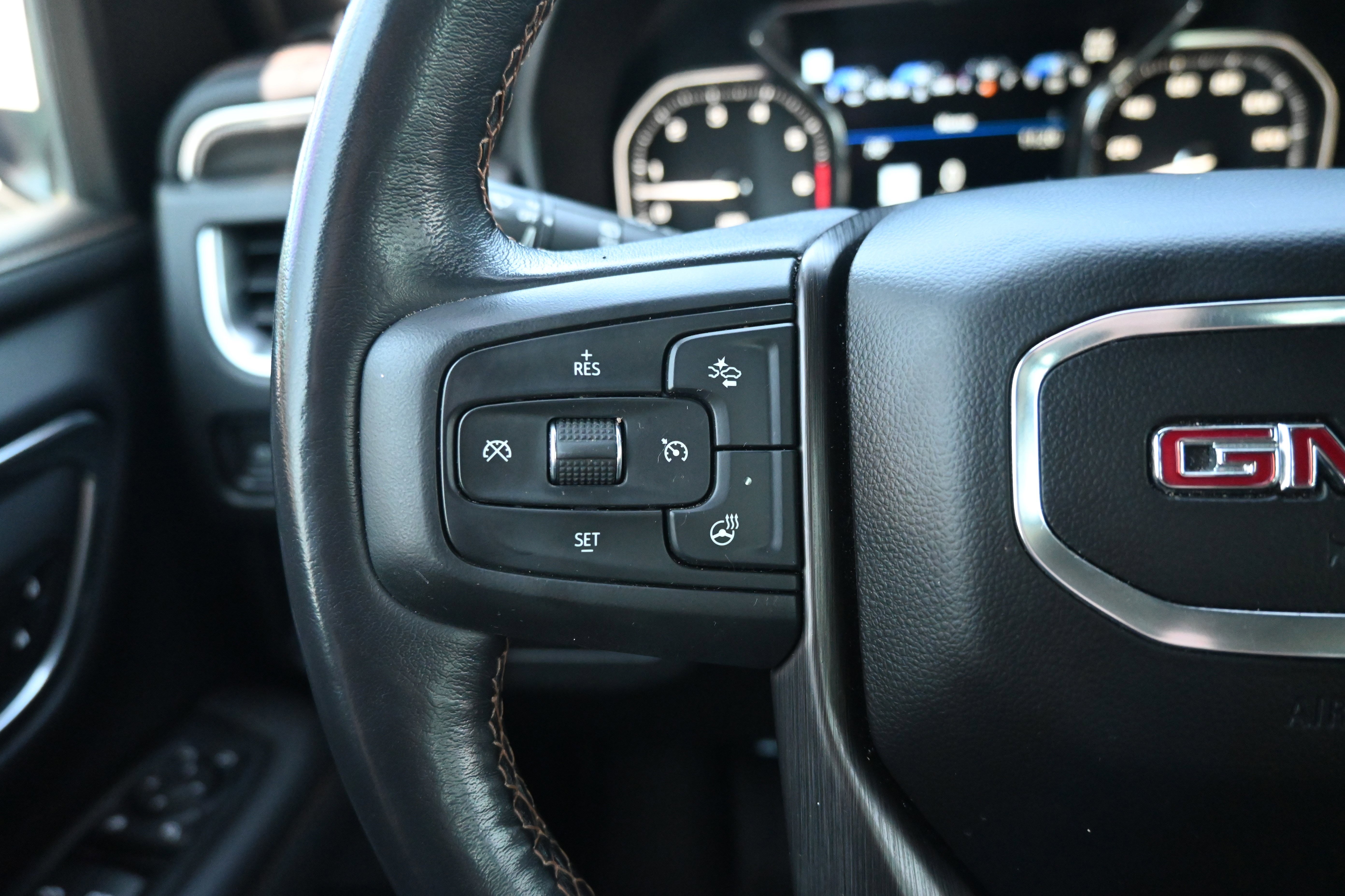 Used 2021 GMC Yukon XL AT4 w/ Rear Media and Nav Package AWD/4WD image 18