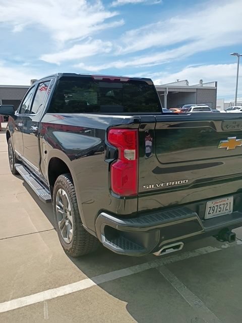 Used 2024 Chevrolet Silverado 1500 High Country w/ Z71 Off-Road Package AWD/4WD image 7