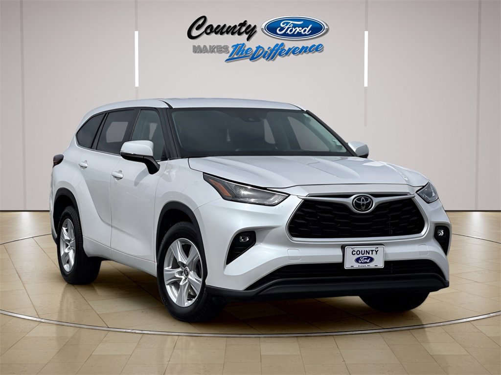 Used 2024 Toyota Highlander LE image 1
