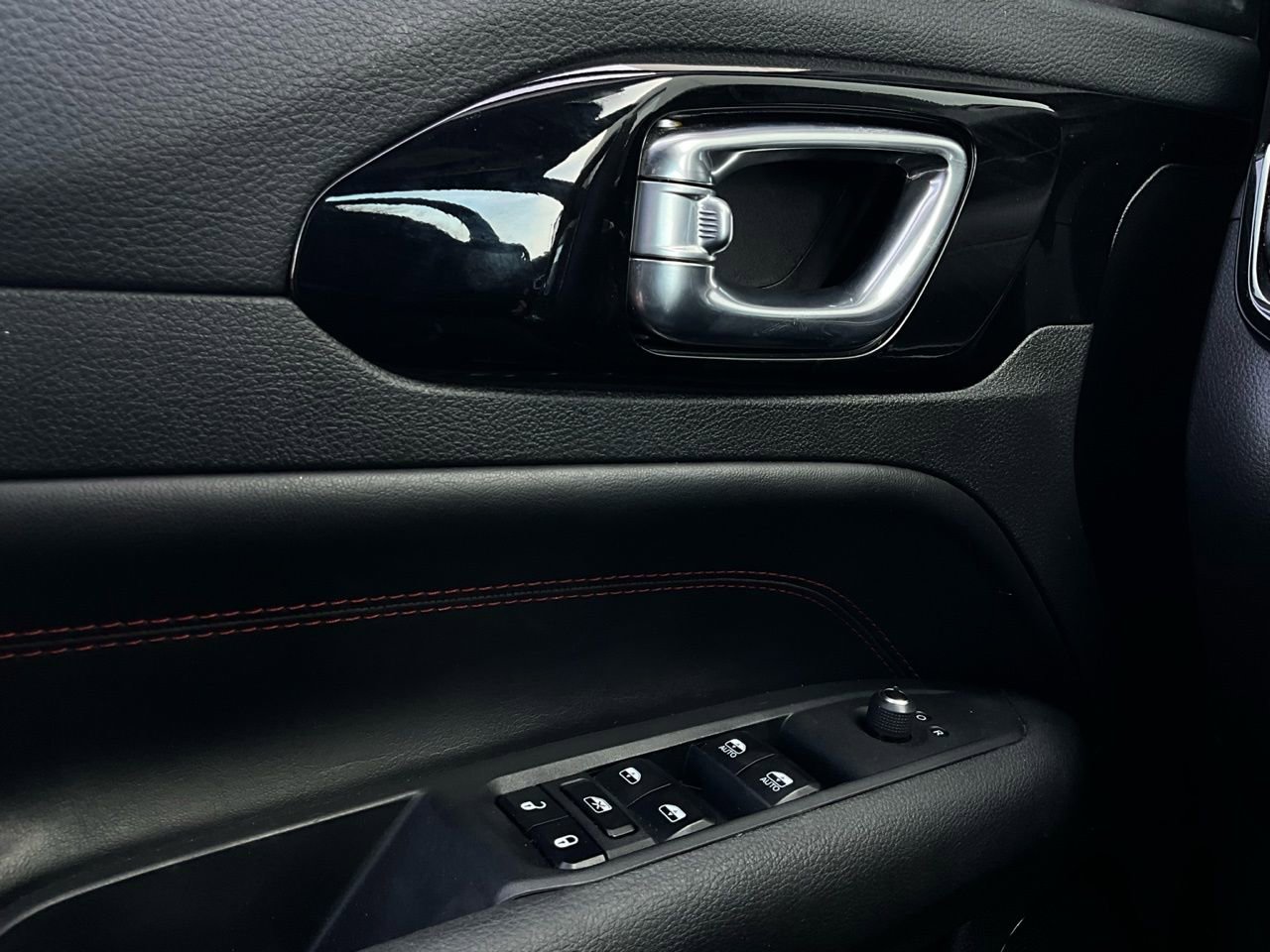 Used 2025 Jeep Compass Trailhawk image 20