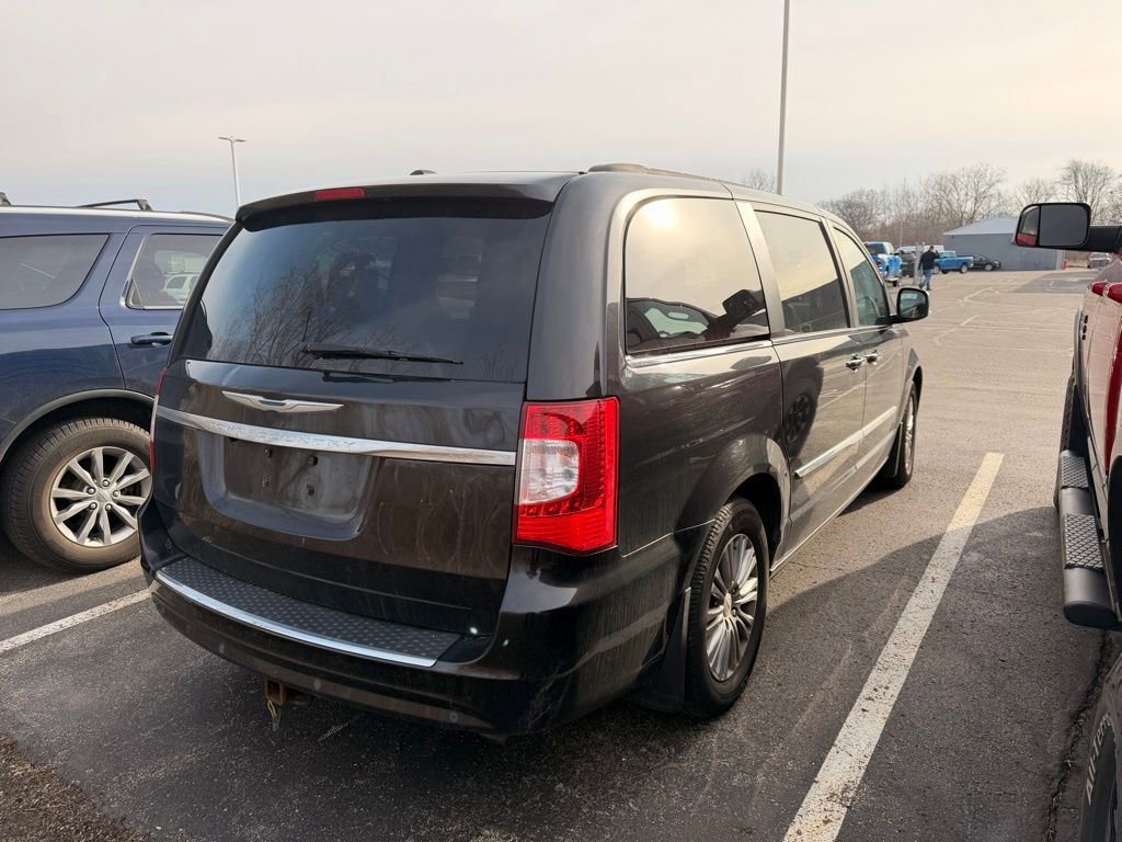 Used 2014 Chrysler Town & Country Touring-L w/ Driver Convenience Group image 7