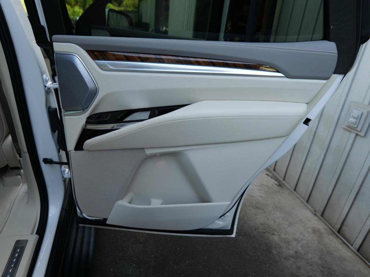 Used 2025 Cadillac Escalade Sport Platinum w/ LPO, Floor Liner Package AWD/4WD image 40