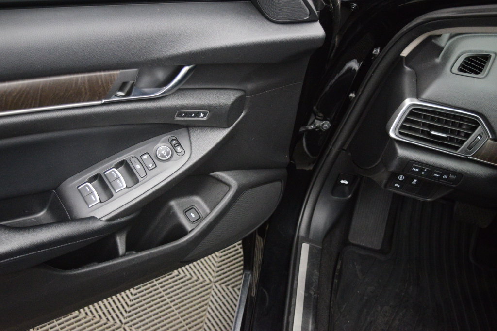 Used 2018 Honda Accord Touring image 28