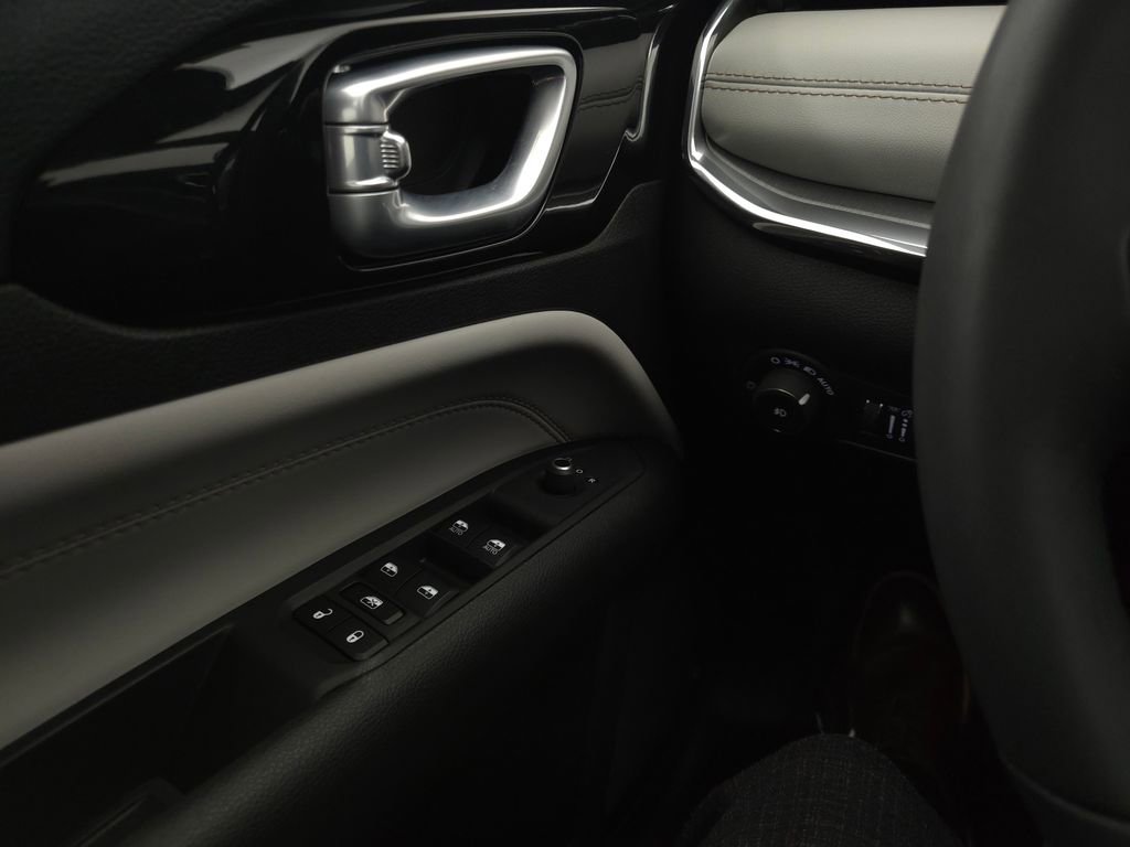 Used 2024 Jeep Compass Limited image 29