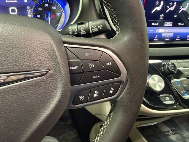 Used 2023 Chrysler Pacifica Touring-L image 17