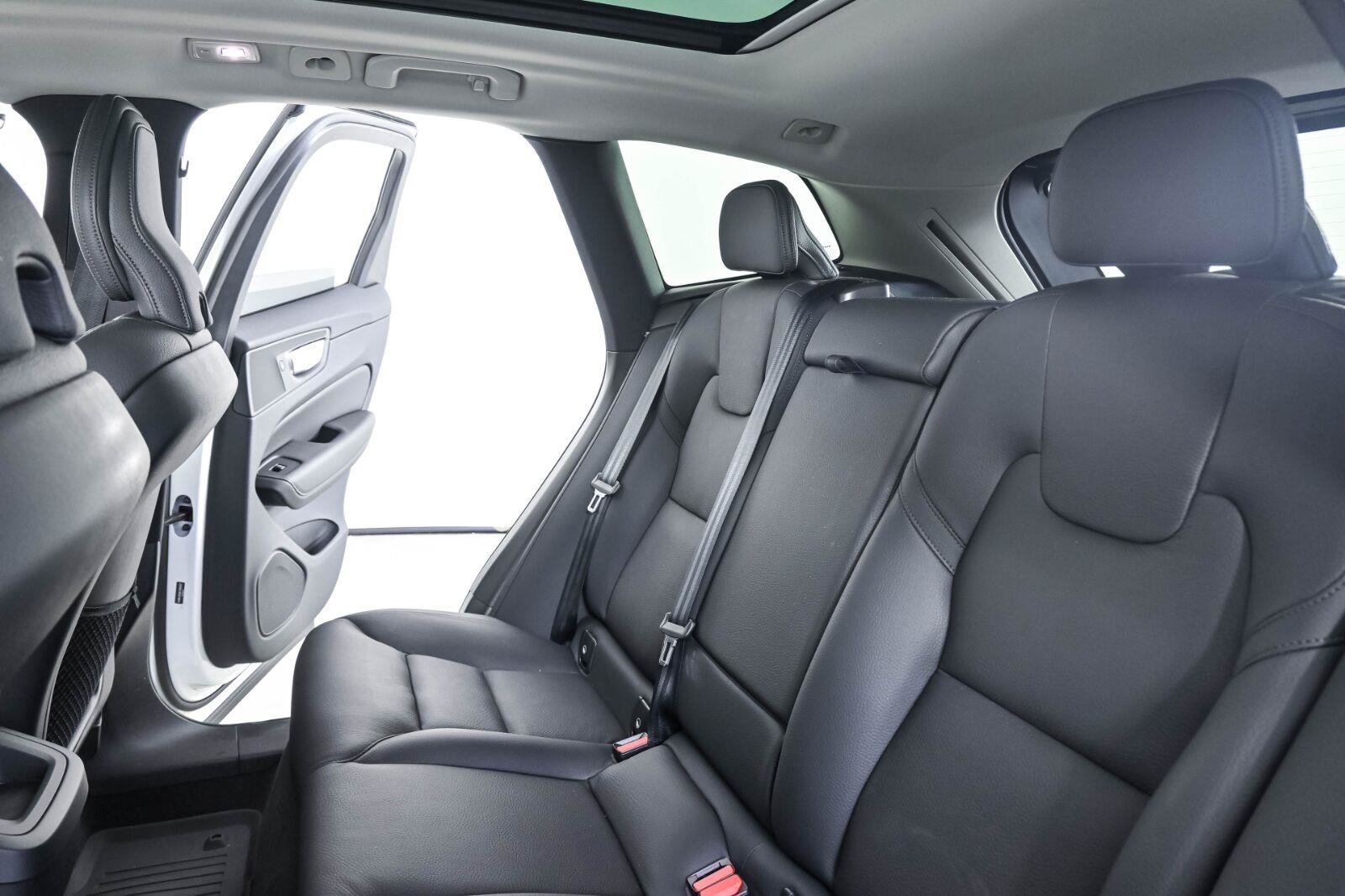 Certified 2025 Volvo XC60 B5 Plus w/ Protection Package Premier AWD/4WD image 19