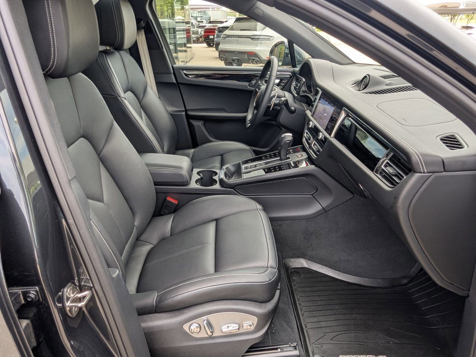 Certified 2026 Porsche Macan AWD/4WD image 25