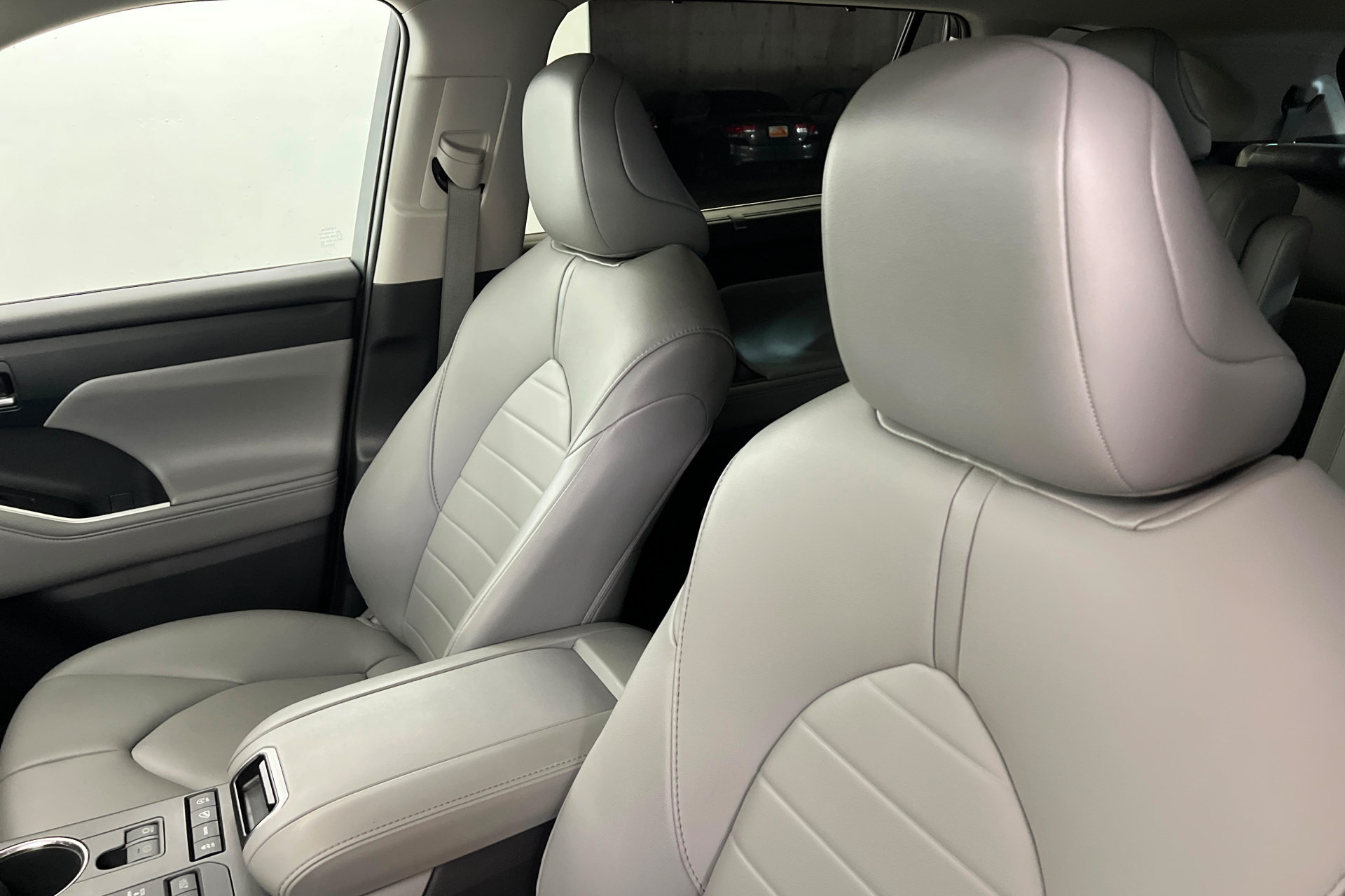 Used 2021 Toyota Highlander XLE AWD/4WD image 17