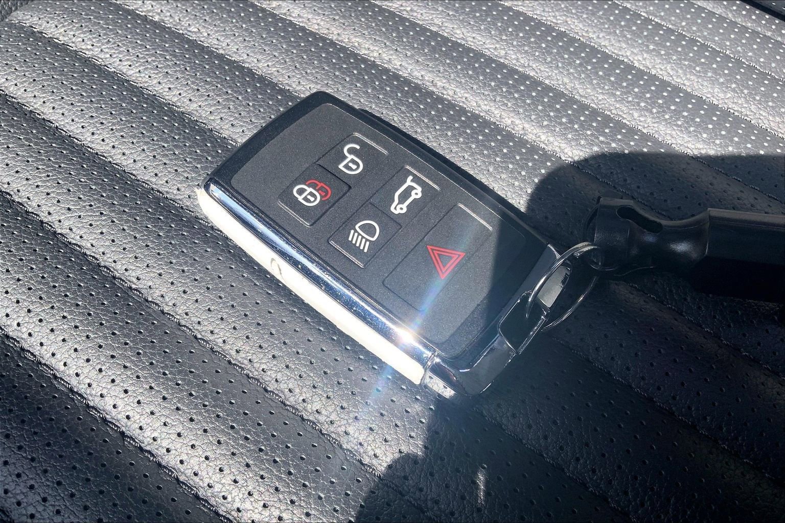 Used 2025 Land Rover Discovery Dynamic SE AWD/4WD image 13