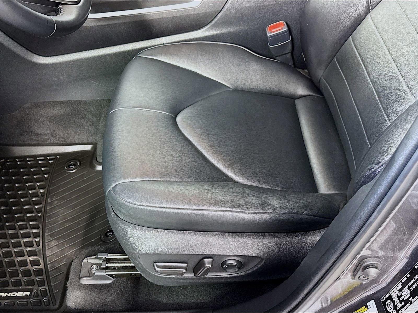 Used 2022 Toyota Highlander XLE AWD/4WD image 16