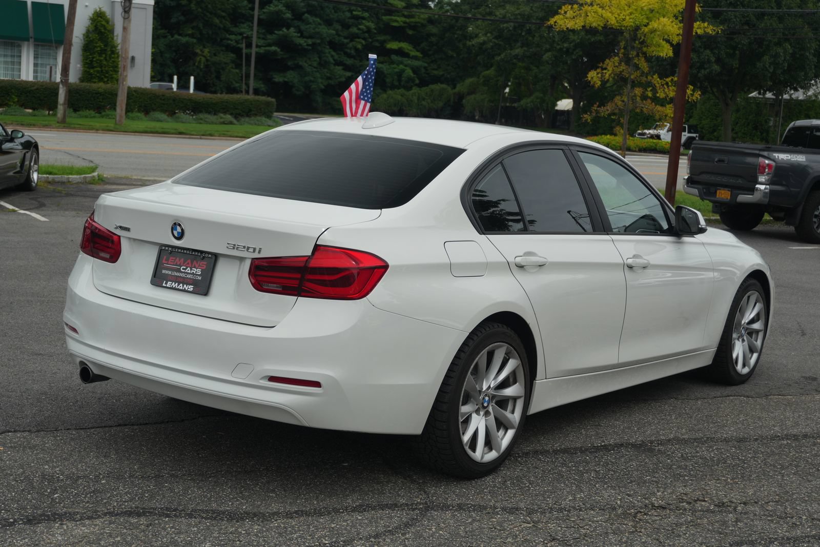 Used 2018 BMW 320i xDrive Sedan w/ Convenience Package AWD/4WD image 5