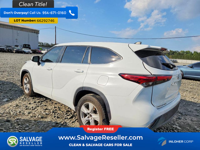 Used 2023 Toyota Highlander LE AWD/4WD image 3