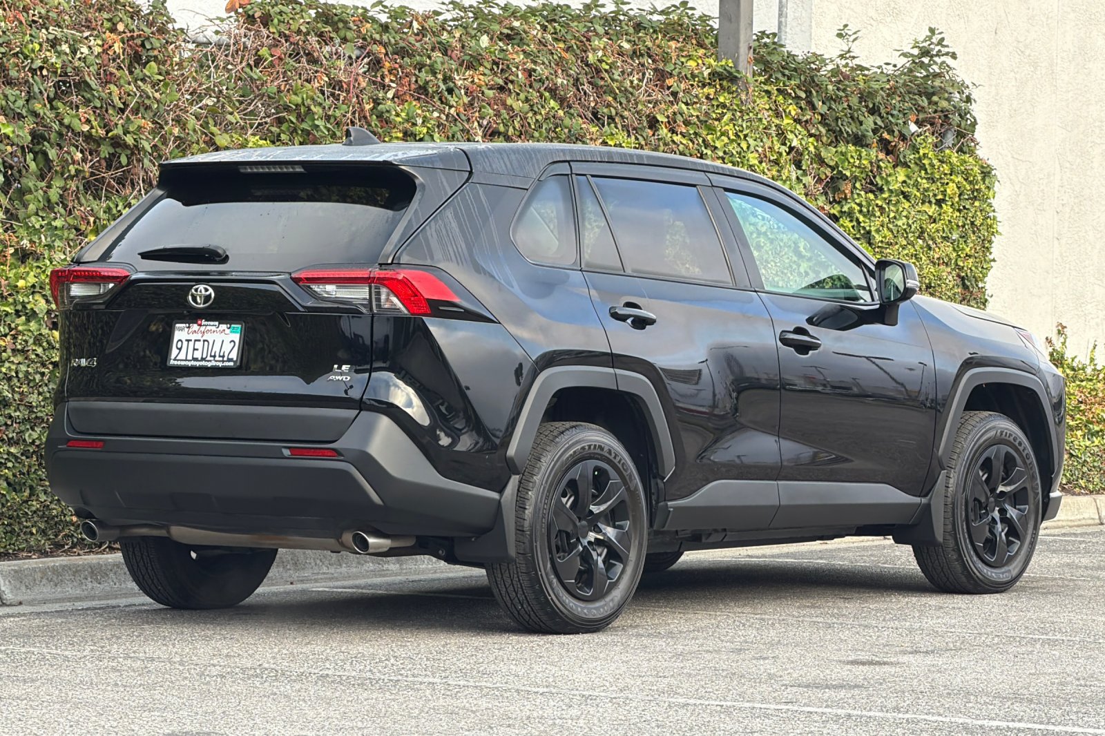 Used 2025 Toyota RAV4 LE AWD/4WD image 4