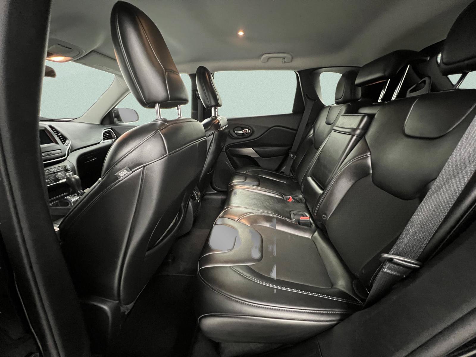 Used 2019 Jeep Cherokee Latitude Plus FWD image 32