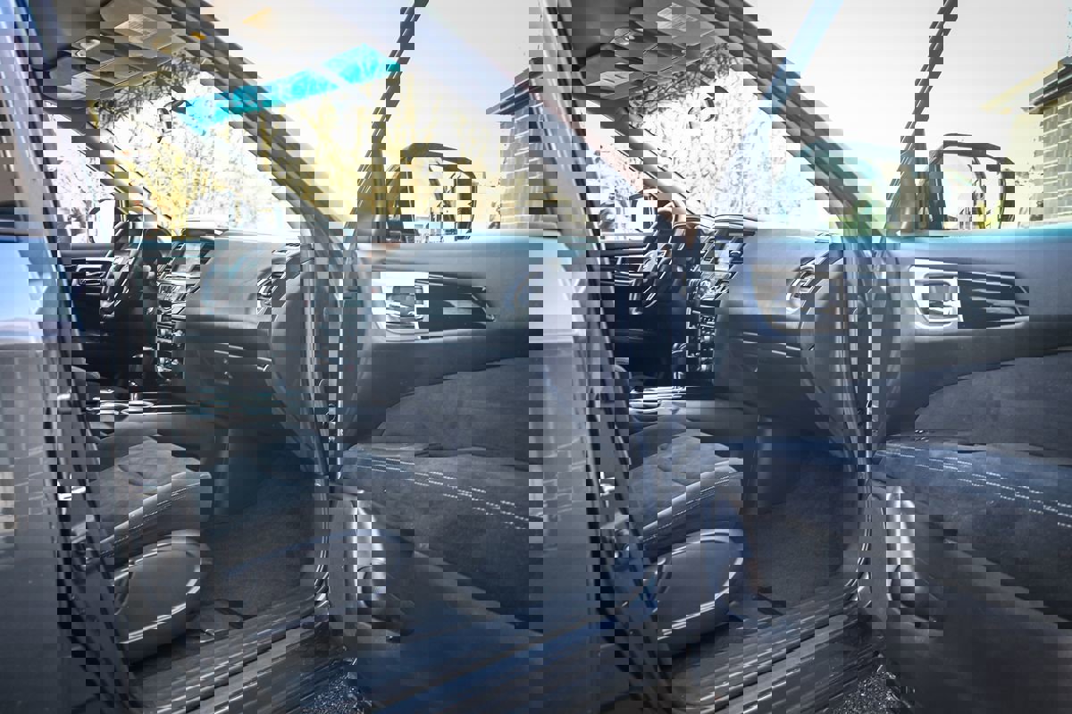 Used 2013 Nissan Pathfinder SV image 16