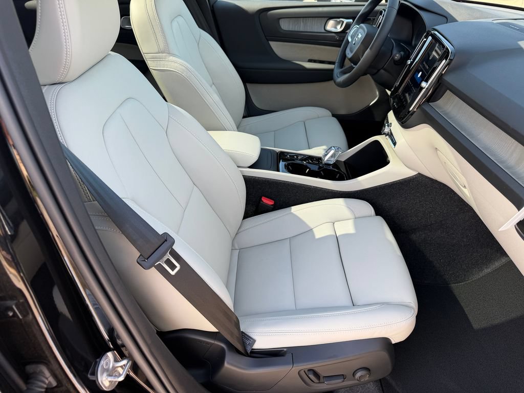 New 2026 Volvo XC40 B5 Plus w/ Climate Package AWD/4WD image 9